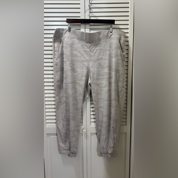 Athleta Brooklyn Camo Jogger - Picture 3 of 10